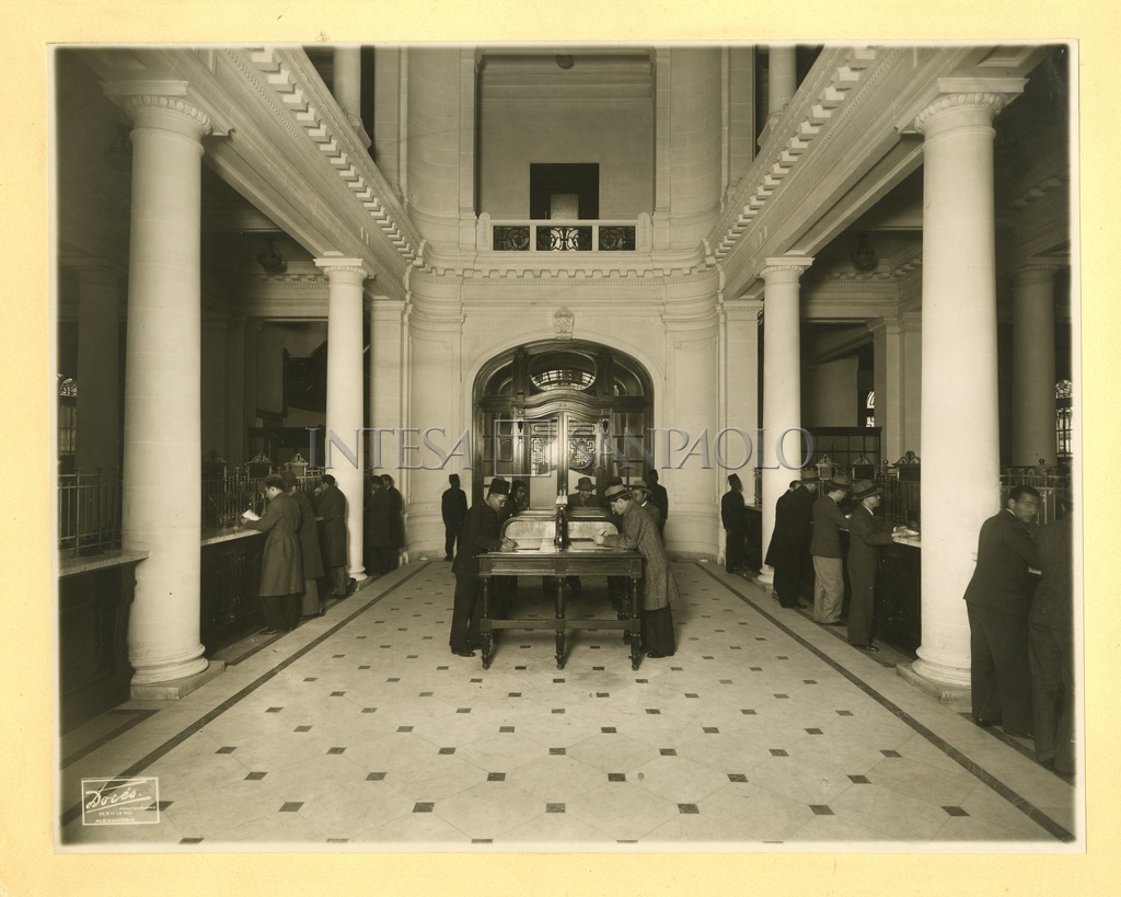 Banca Commerciale Italiana per l'Egitto (Comitegit), Alexandria branch on 3 Via della vecchia Borsa, 1920s (photograph by U. Dorés)
