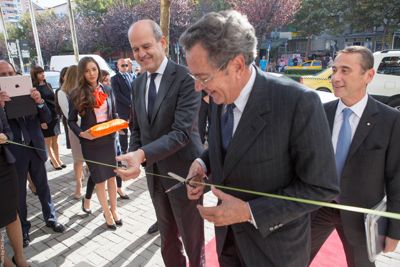 Banca Italo-Albanese, later Intesa Sanpaolo Bank Albania, in Tirana: inauguration of the branch on Kavajës street on 20 October 2014, photograph taken from the house organ "What's up", 2015, n. 31, p. 34 (photograph by Olsi Beci).
