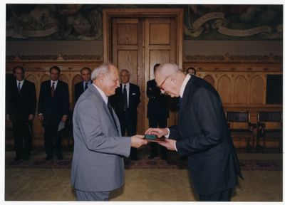 Árpád Göncz, the first President of post-Communist Hungary as well as president of the Central European International Bank, gives a gold medal to Luigi Vercellini on 10 March 2000 (photographer unknown)