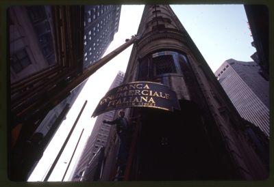 Banca Commerciale Italiana, New York branch on One William Street, 1984 (photograph by Jay Maisel)