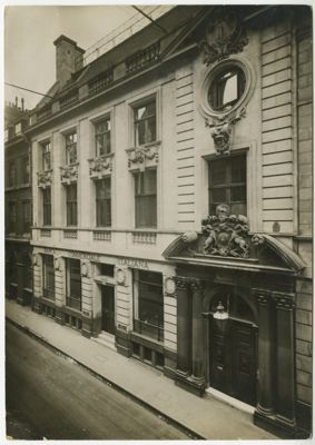 Banca Commerciale Italiana, London branch on 30 Threadneedle Street, 1920s (photographer unknown)