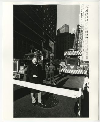 Banca Commerciale Italiana, New York branch on One William Street with its architect Gino Valle, 30 December 1982 (photograph by Santi Visalli)